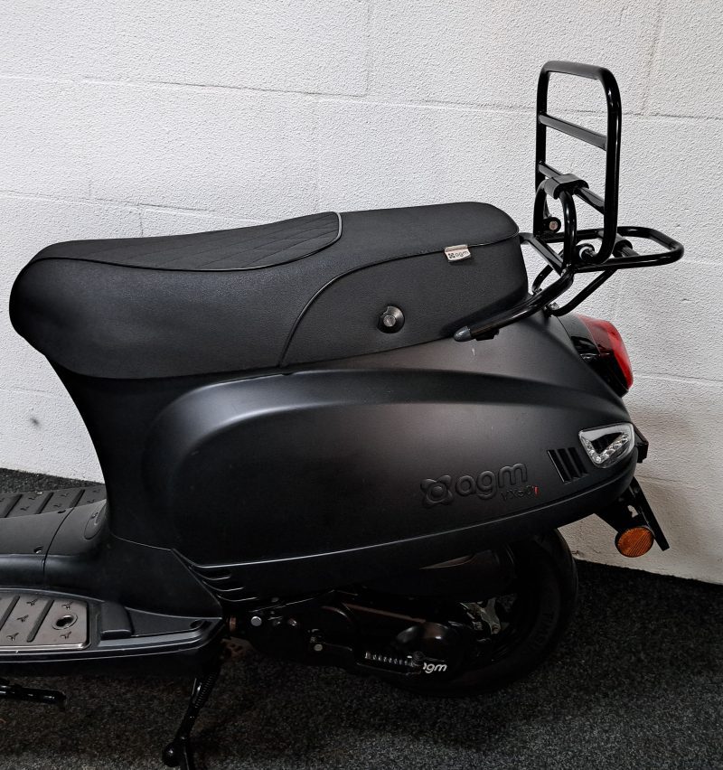 Mat zwarte AGM VX 50 bromscooter - Afbeelding 2