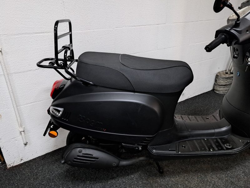 Mat zwarte AGM VX 50 bromscooter - Afbeelding 9