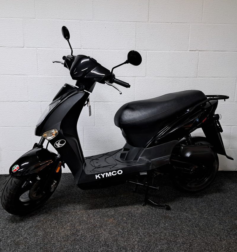 Zwarte Kymco Agility 50 bromscooter