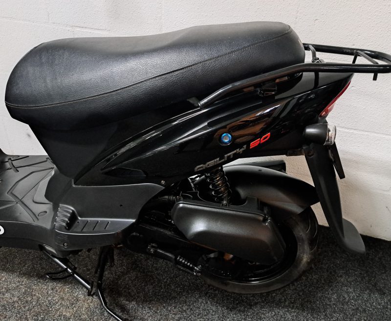 Zwarte Kymco Agility 50 bromscooter - Afbeelding 3