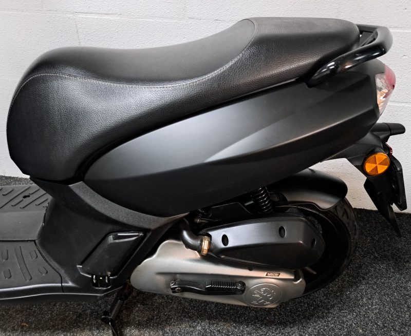 Mat zwarte Peugeot Kisbee bromscooter - Afbeelding 2