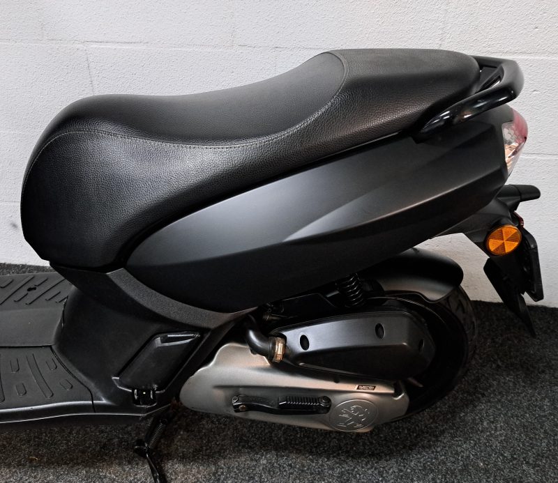 Mat zwarte Peugeot Kisbee bromscooter - Afbeelding 3