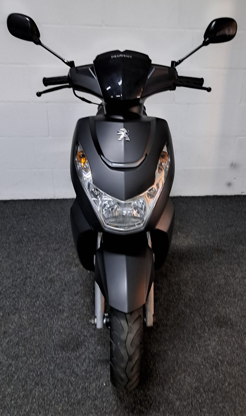 Mat zwarte Peugeot Kisbee bromscooter - Afbeelding 7