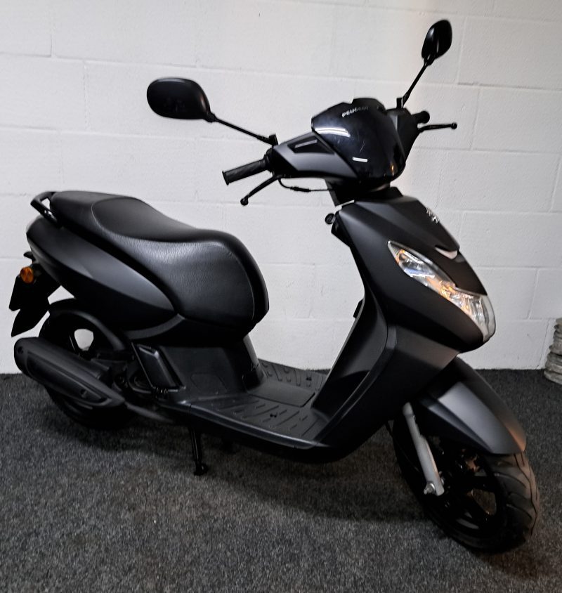 Mat zwarte Peugeot Kisbee bromscooter - Afbeelding 8