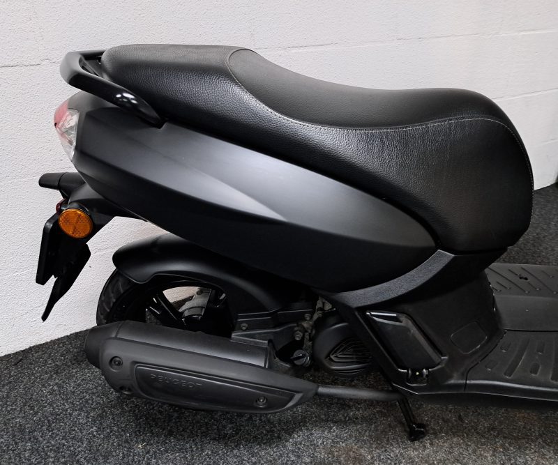 Mat zwarte Peugeot Kisbee bromscooter - Afbeelding 9